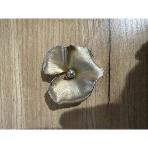 Vintage Gold tone Metal Signed Giovanni Pansy‎ Floer Design Pin Brooch 1970's